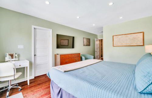 Modern Pool house with hot tub and relaxing backyard - Foto 19