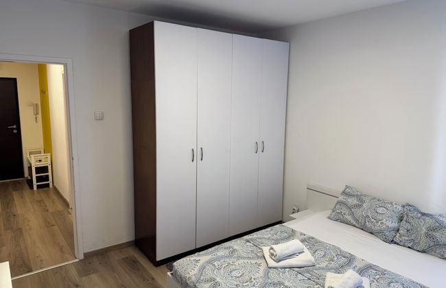 Central Park Apartments - Photo 3