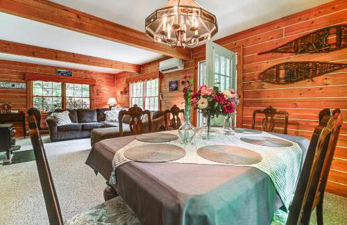 1 Mi to Rangeley Lake Cabin with Wraparound Deck! - Foto 7