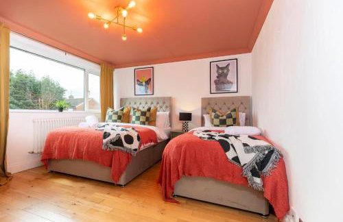 Stunning Bishop Auckland House with 5-bedrooms & 8 Beds Sleeps 12 with Free Parking by PureStay - Foto 38