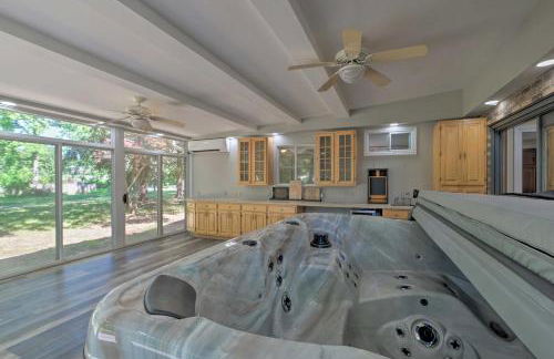 Coastal Edgewater Home with Private Hot Tub! - Foto 1