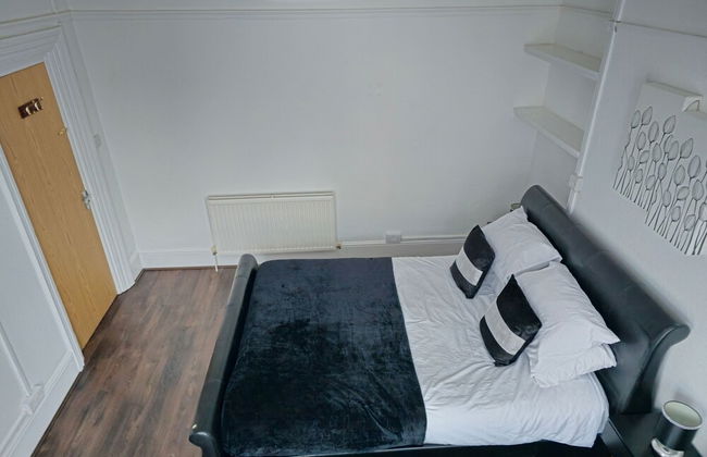 PRIVATE ROOMs In TOWN CENTRE FREE PARKING WIFI AND PATIO WITH AA STAY LTD - Foto 6