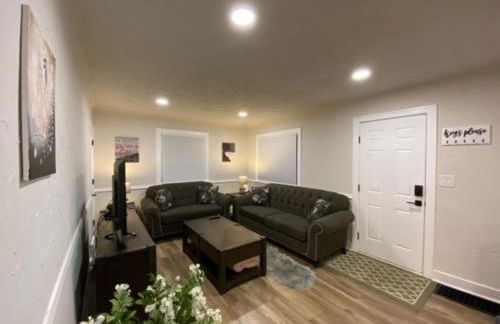 Charming Brick Home with bonus space & foosball - Foto 8