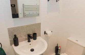 Perfect for Contractors & Families - Free Parking - Foto 11