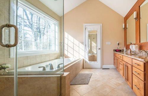 Luxury 4 bedroom house in Pocono Mountains with Hottub in Golf Course Near Lake - Foto 6
