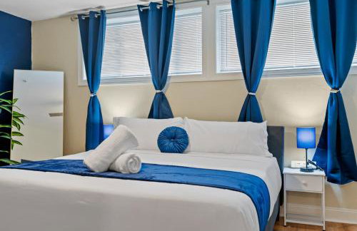 Upscale King Bed Suite ADA with Free Parking - Foto 22