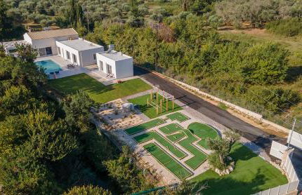 Villa Ami, Roda, Corfu: 10 guests, heated pool, private mini golf, pool table & more!! - Foto 7