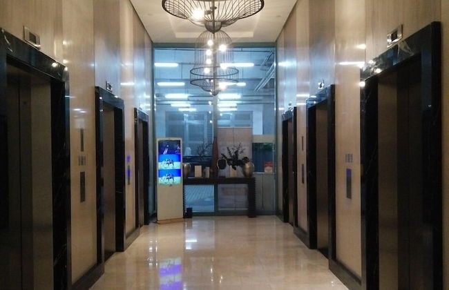 Luxury 2BR in Uptown Bgc, Free Pool use - Photo 12