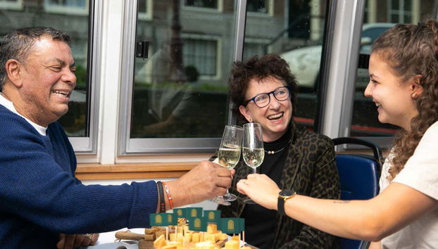 Desfrutando da degustação de vinhos e queijos