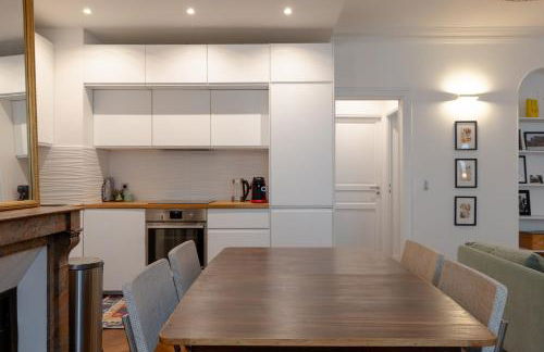 Sophisticated 2BR - Steps to Station - Foto 11