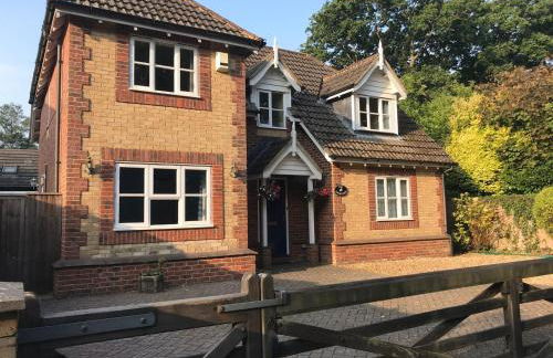 Lymington Courtyard: 4-Bed Modern Cottage Charm - Photo 27
