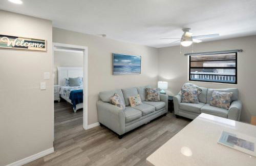 Beautiful Sunsets just Steps from Beach with King Bed and Queen Sleeper Sofa - Foto 12