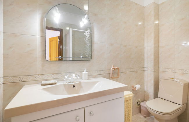 Perfect Family Hideout Residence W/Ac & 4Br + 5Ba - Photo 29