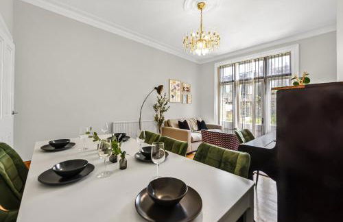 Spacious 4BR Home with Garden Close to Transport - Foto 15