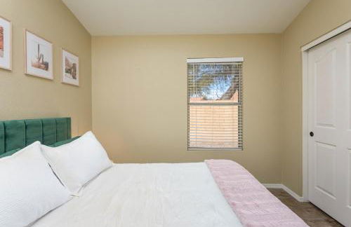 Luxe Desert-Chic 3BR with Heated Pool, Spa, and Grill - Foto 32