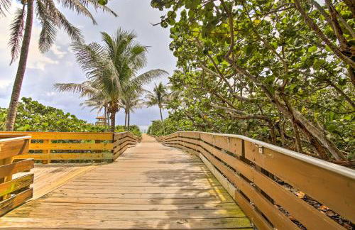 Riviera Beach Vacation Home with Pool Walk to Beach - Foto 32