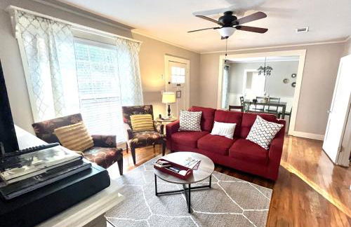 KING BED Family Friendly Cottage - Walk to Zoo & Waterpark - Near Downtown & Midtown - Foto 2