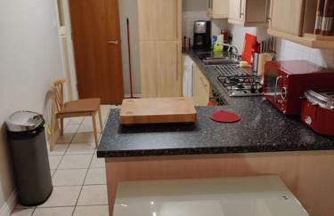 Next to the Palace and Royal Mile with parking - Photo 5