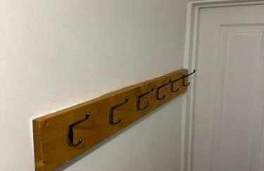 Cozy Four-Bedroom Home with Hot Tub, Garden, CONTRACTORS WELCOME - Close to Shops, Restaurants, Hospital and Park - Photo 31