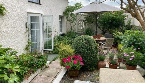 Bryntirion Farmhouse Apartment with Hot Tub - Foto 3