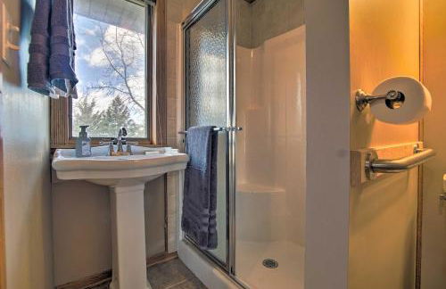 Vivid Cedar Ridge Cabin about 23 Miles to Wichita! - Foto 16