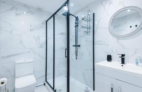 Modern 1BR Apartment in Whitefield, Manchester with Private Parking - Foto 10