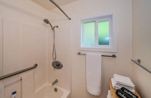 Waterfront Vashon Island Home, Beach Access and View - Foto 14