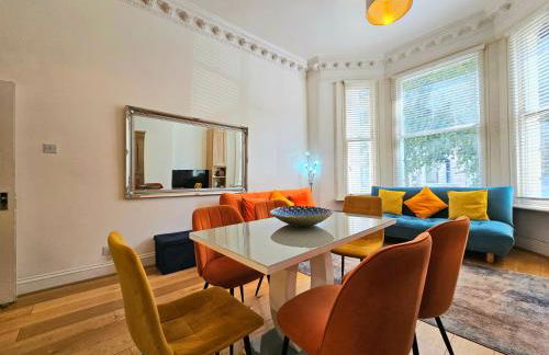 Lovely Ground Floor Home with High Ceiling and a Private Garden with Deck by Earl's Court Station - Photo 7