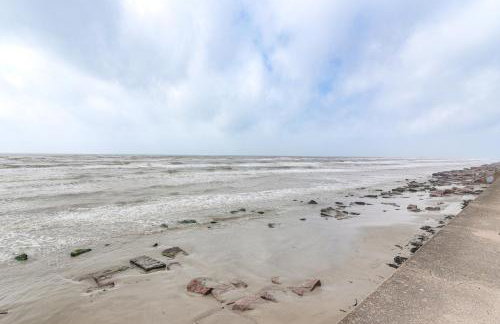 Walk to Galveston Beach Family Condo with Pool - Foto 27