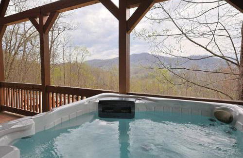 Red Roof-Cozy Cabin with Great Views, Hot Tub and near Bryson City - Foto 1