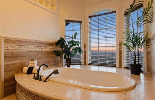 Private Family Home with Hot Tub - Foto 14