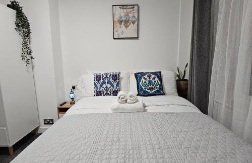 Spacious 4-Bed Home Free Parking, Private Garden - EcuaStay - Foto 8