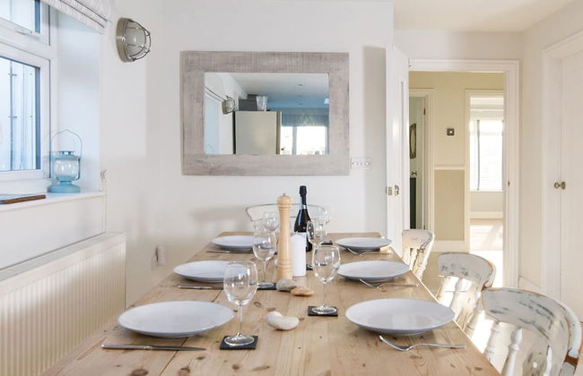 4BR Beach House Sleeps 10 - 5 Mins Walk to the Sea - Foto 9