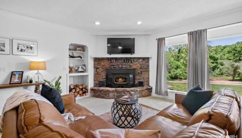 Creekside Oasis - 5BR Retreat with Pool & Hot Tub - Foto 3