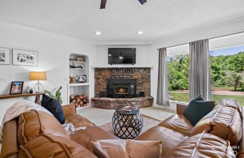 Creekside Oasis - 5BR Retreat with Pool & Hot Tub - Foto 3