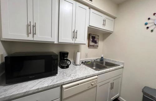 King bed first floor Mid City with Parking - Foto 14