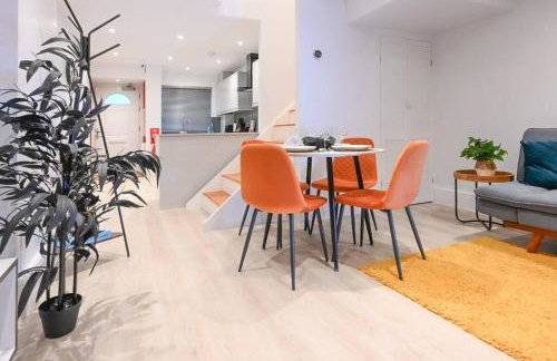 Luxury 2 Bed Maisonette with Parking Near Tube - Foto 13