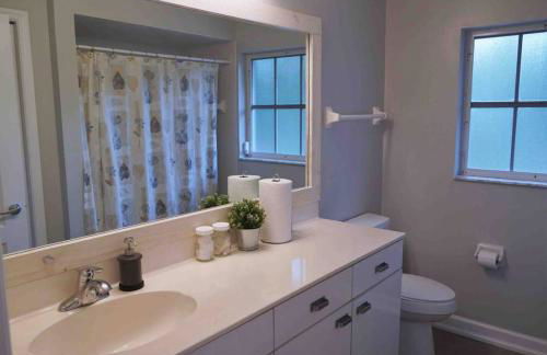 Peachland getaway with pool and tiki bar - Foto 20