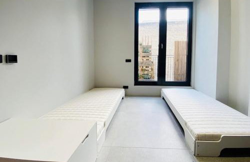 Room with a bathroom and private entrance door - Photo 6