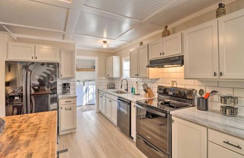 Lakefront Greers Ferry Cabin with Covered Boat Slip! - Foto 12