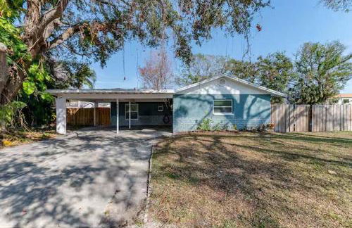 New listing~10 min to beach~Back yard fun~Pool - Foto 12