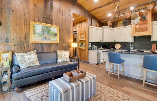 Walk to White River Cozy Escape with Screened Porch - Foto 7