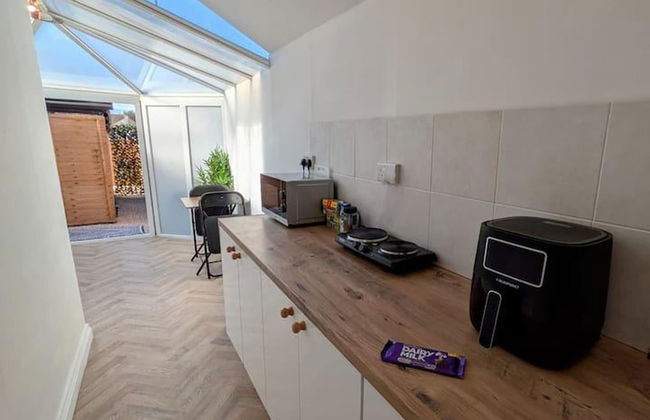 1-bed Retreat - Hot Tub, Private Garden & Bbq - Foto 3