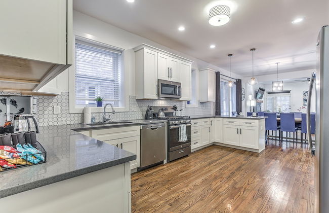 Expansive Downtown Home | JZ Vacation Rentals - Photo 9