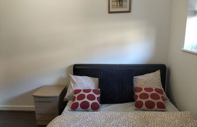 Central 2-bed Apt - Sleeps 4 - Parking & Wifi - Foto 5