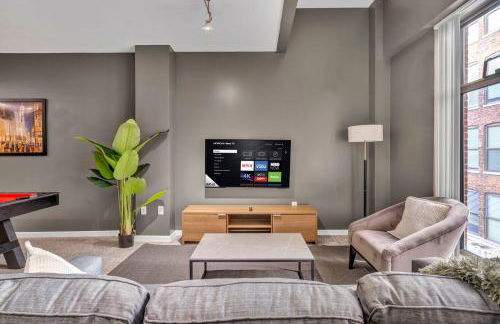 HUGE Luxe Downtown Flat: Pool Table & Parking - Foto 23