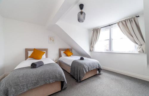 Arte Stays Serviced Houses Stratford - 3 Bedrooms 2 Bathrooms Houses London, Stratford, Maryland, Free Parking, Garden, Weekly or Monthly Stays - up to 8 guests - Foto 5