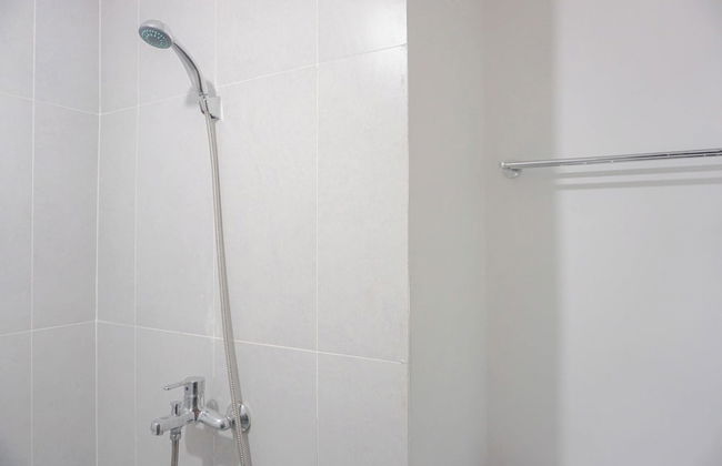 Homey Living and Well Designed Studio Room at Royal Sentul Park Apartment - Foto 12