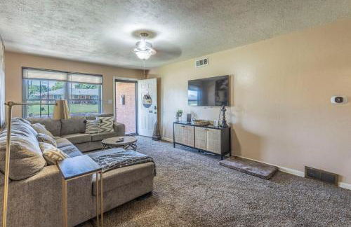 Spacious Home - Pet Friendly with Fenced Backyard - Foto 2