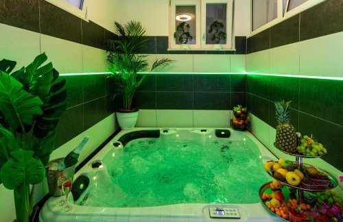 Apartment By the Way Hot Tub and Free Parking - Photo 12